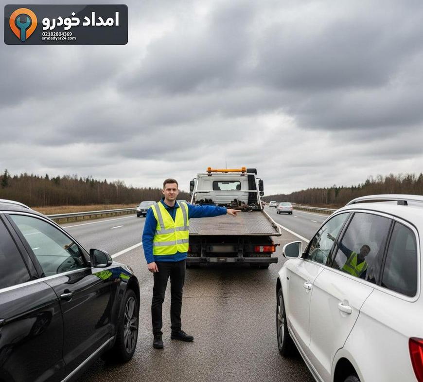 مکانیک در حال بررسی دو خودروی فیدلیتی و دیگنیتی برای انتخاب نوع حمل