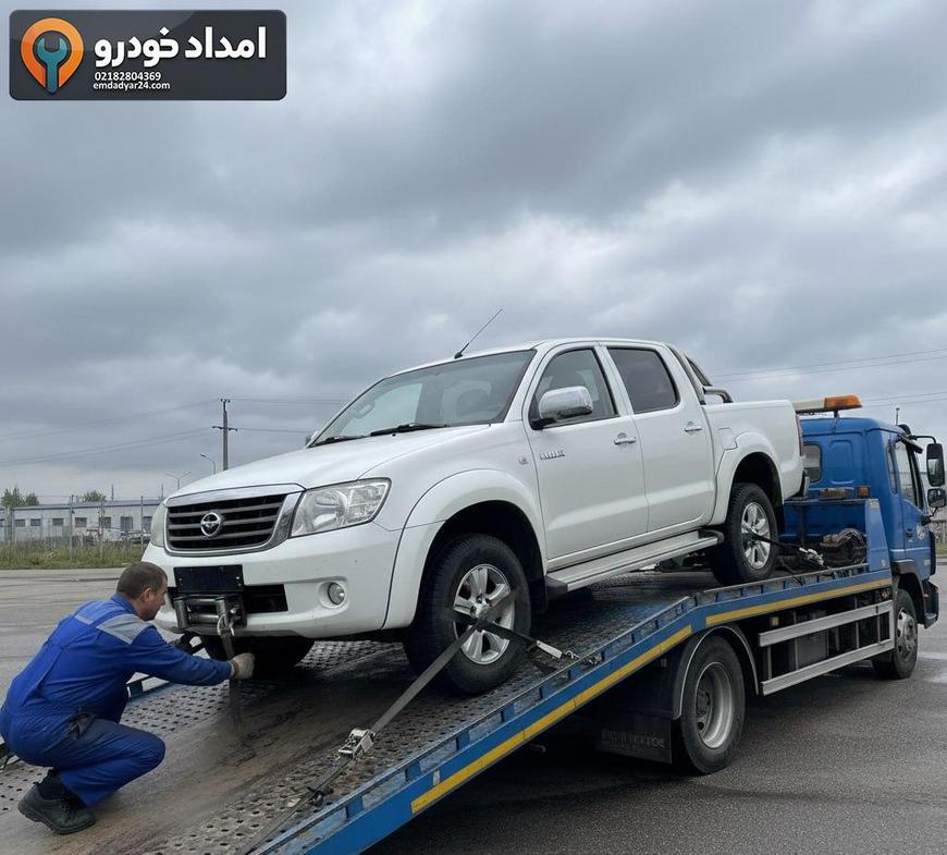 پیکاپ کاپرا در حال بارگیری روی یدک کش کفی با مهار چهار چرخ