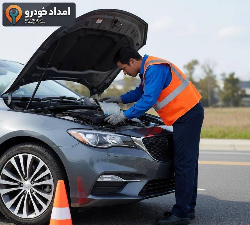 مکانیک در حال بررسی آب رادیاتور و موتور رسپکت کنار خیابان