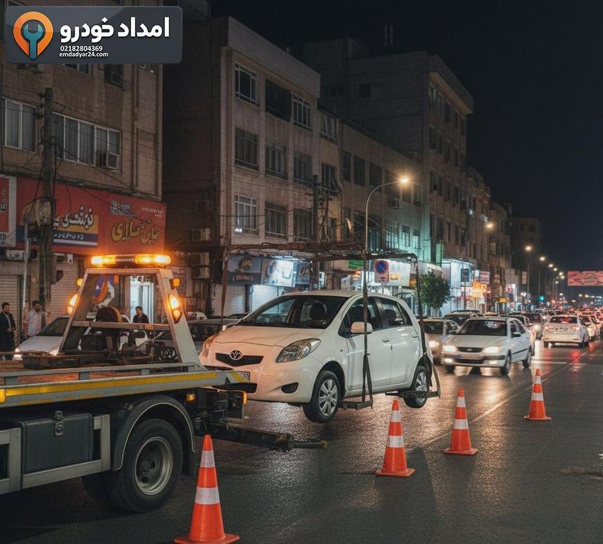 حمل تویوتا یاریس 2012 روی یدک‌کش چرخ‌بر در خیابان شلوغ تهران