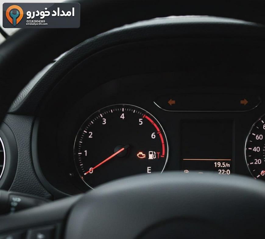 نمای نزدیک از چراغ بنزین روشن روی پشت آمپر خودرو