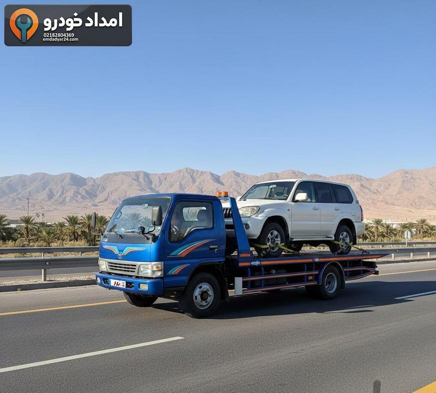 یدک‌کش کفی در حال حمل خودروی تویوتا در جاده، بخشی از شبکه امداد تویوتا