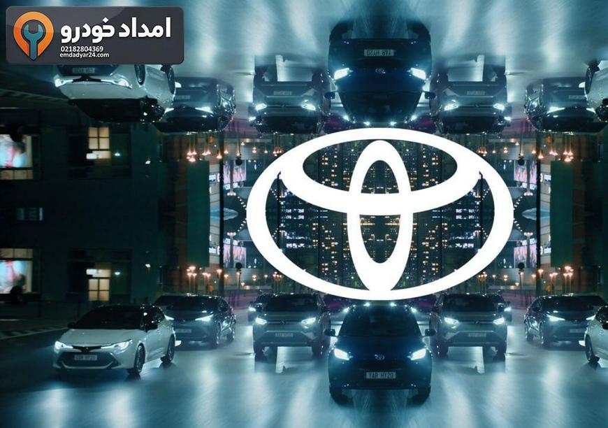 امداد خودرو تویوتا در تهران در حال حمل یک خودروی سواری روی کفی در بزرگراه