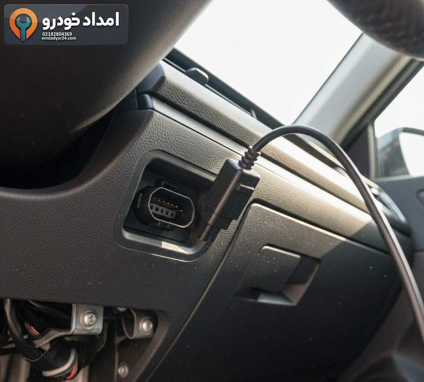نمای دقیق از محل پورت OBD زیر فرمان النترا