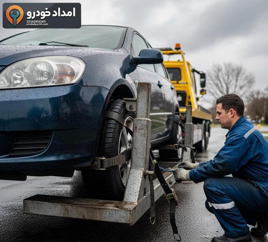 یدک کش در حال بستن چرخهای جلوی جک J4 روی تکیهگاه حمل