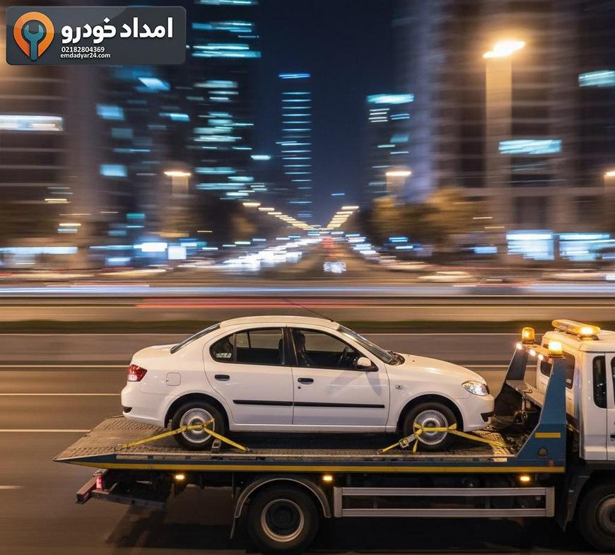 حمل خودروی دنا روی یدک کش کفی در یکی از بزرگراه‌های تهران