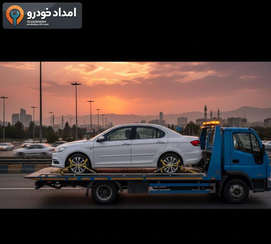 نمای نزدیک از تعویض چرخ تارا توسط امدادگر در کنار خیابان