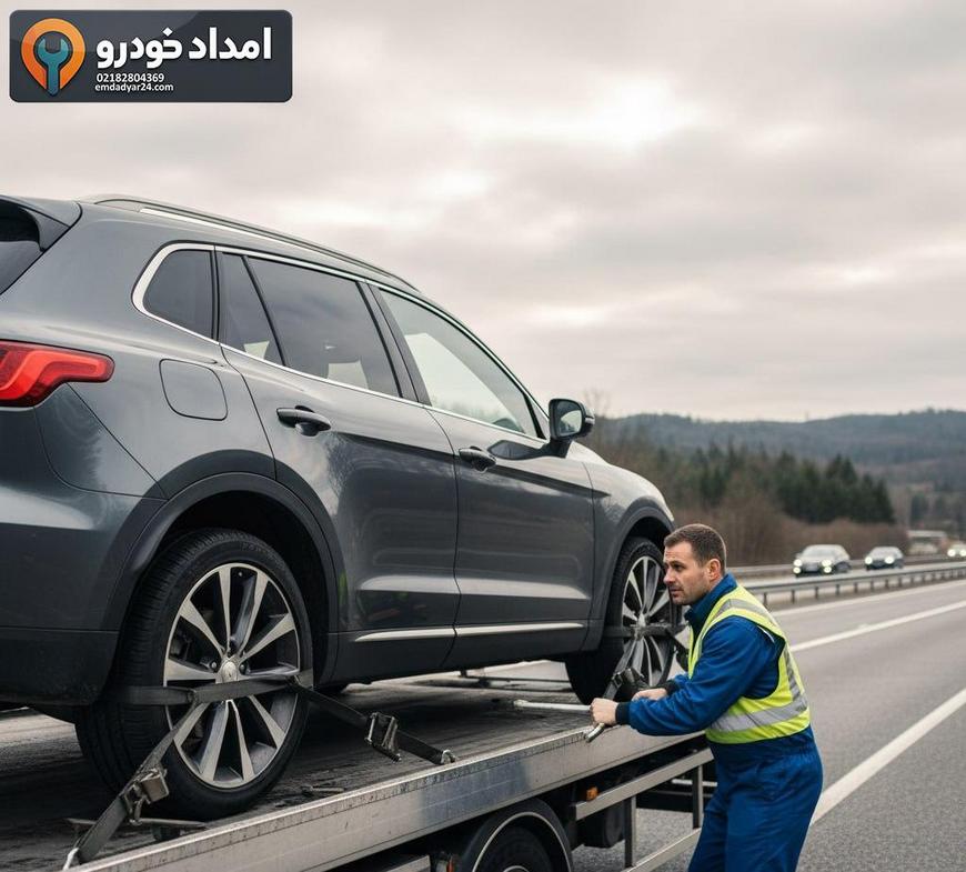 بستن تسمه‌های ایمنی روی چرخ‌های KMC K7 روی کفی