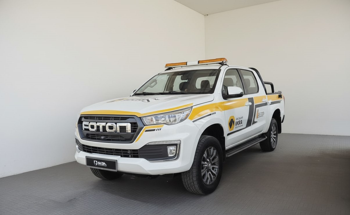 مکانیک سیار ایران خودرو در حال عیب‌یابی پژو ۲۰۶ در محل در تهران