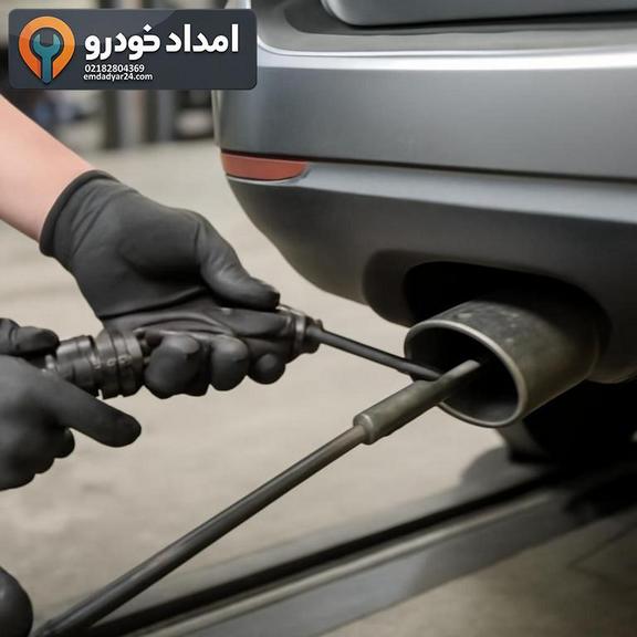 اندازه‌گیری آلایندگی با پروب اگزوز در مرکز تست (بدون نوشته و لوگو)