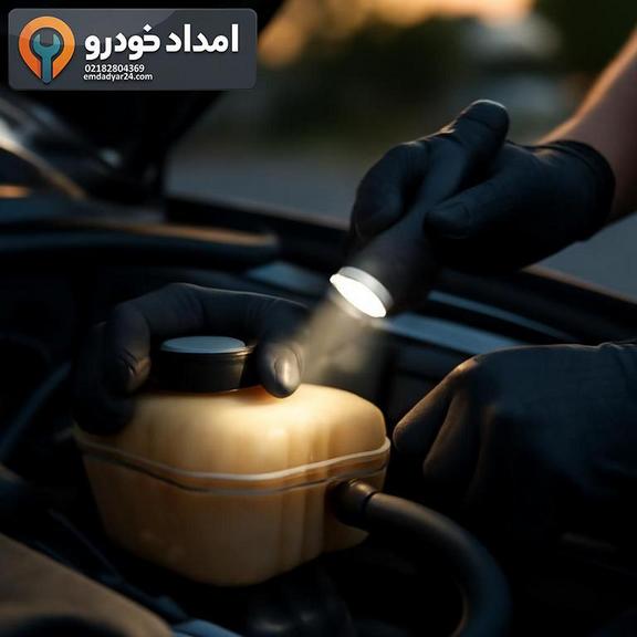 بررسی سطح مایع خنک‌کننده در منبع انبساط با دستکش ایمنی