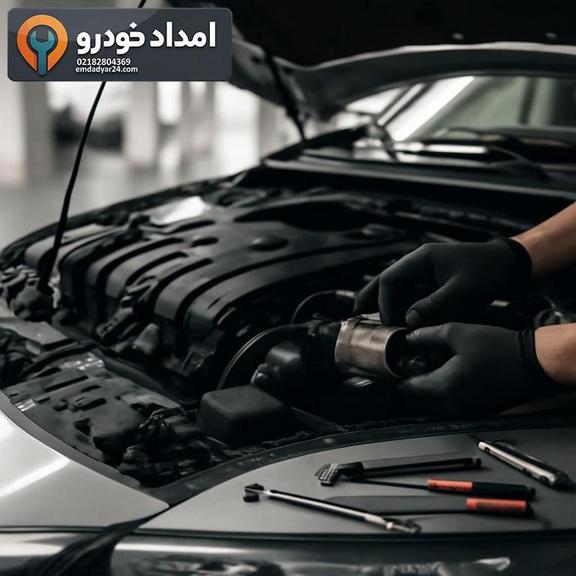 ریست دریچه گاز با کاپوت باز و دستکش ایمنی در پارکینگ